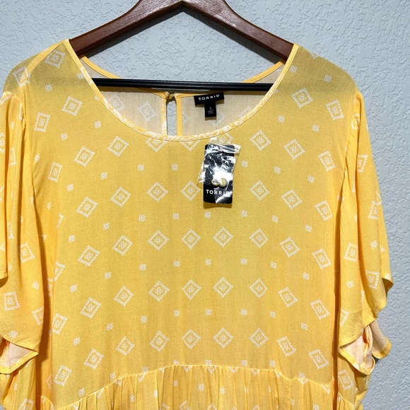 Torrid, Size 3X Tiered Blouse Yellow Keyhole Back Rayon NWT - Picture 7 of 16